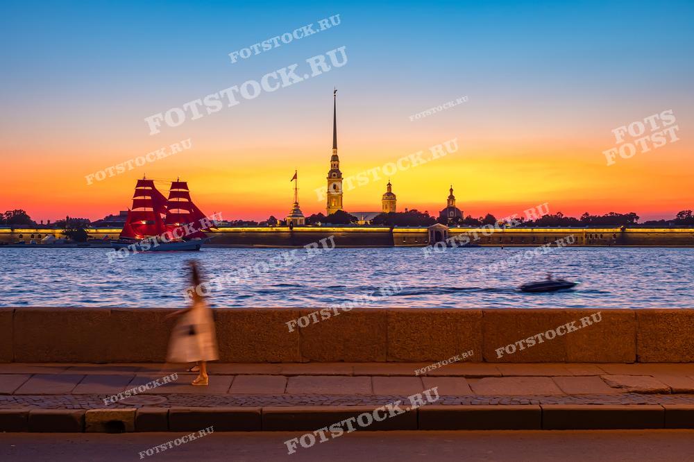 На фотографии запечатлён праздник Алые паруса в Санкт-Петербурге, Россия. Парусник плывёт по реке Неве на фоне Петропавловской крепости. Этот кадр идеально передает атмосферу праздника и красоту города. Фотография может быть использована для иллюстрации туристических материалов о Санкт-Петербурге, а также в качестве декорации на тематических мероприятиях. Символика "Алых парусов" и культурное наследие России делают эту фотографию привлекательной для различных публикаций и рекламных кампаний.